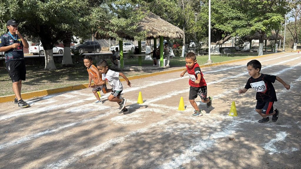 Con gran entusiasmo se llevó a cabo la carrera atlética del Día del Niño “Súper Héroes”