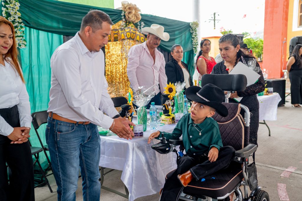 Atotonilco celebra la graduación de nuevas generaciones de egresados