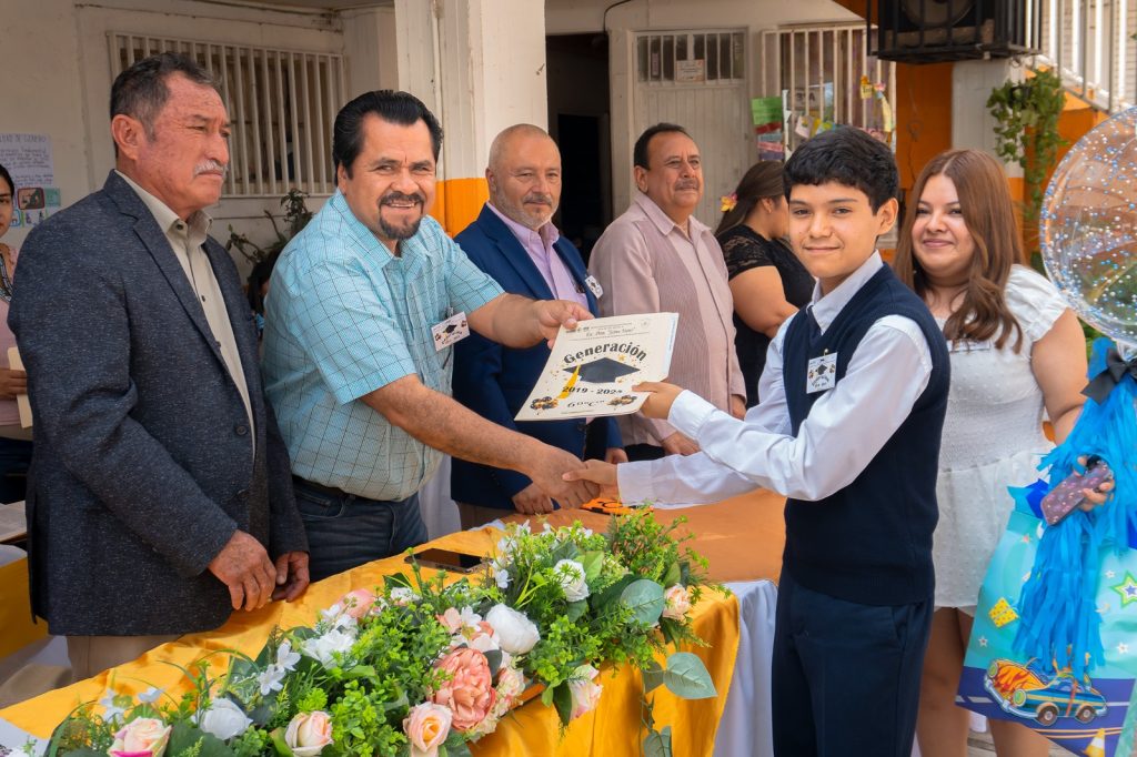 Alcalde de CDFDZ asiste a graduación de primaria Jaime Nuno