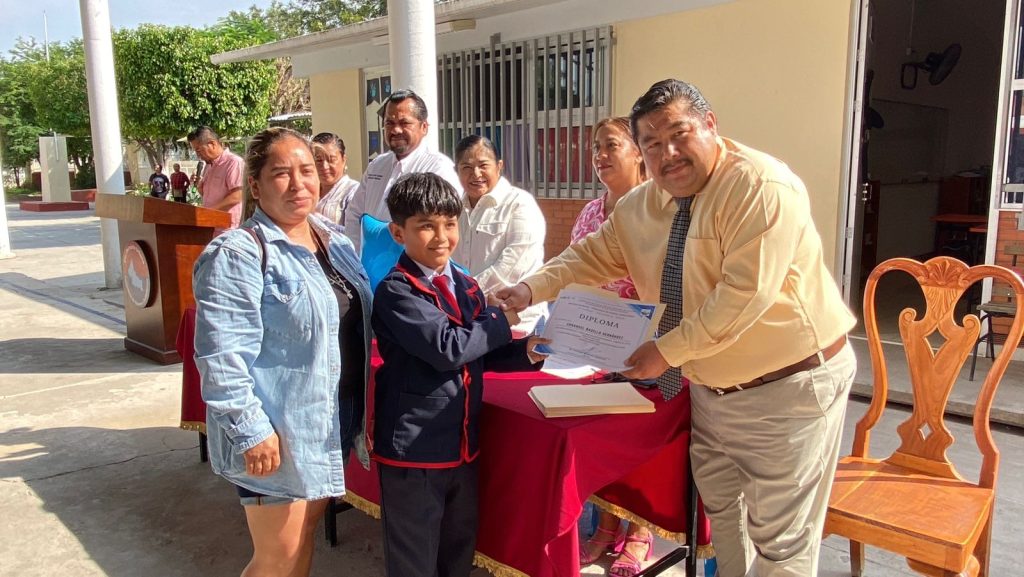 Reconocen esfuerzo académico y celebran cambio de escolta en San Antonio de las Higueras