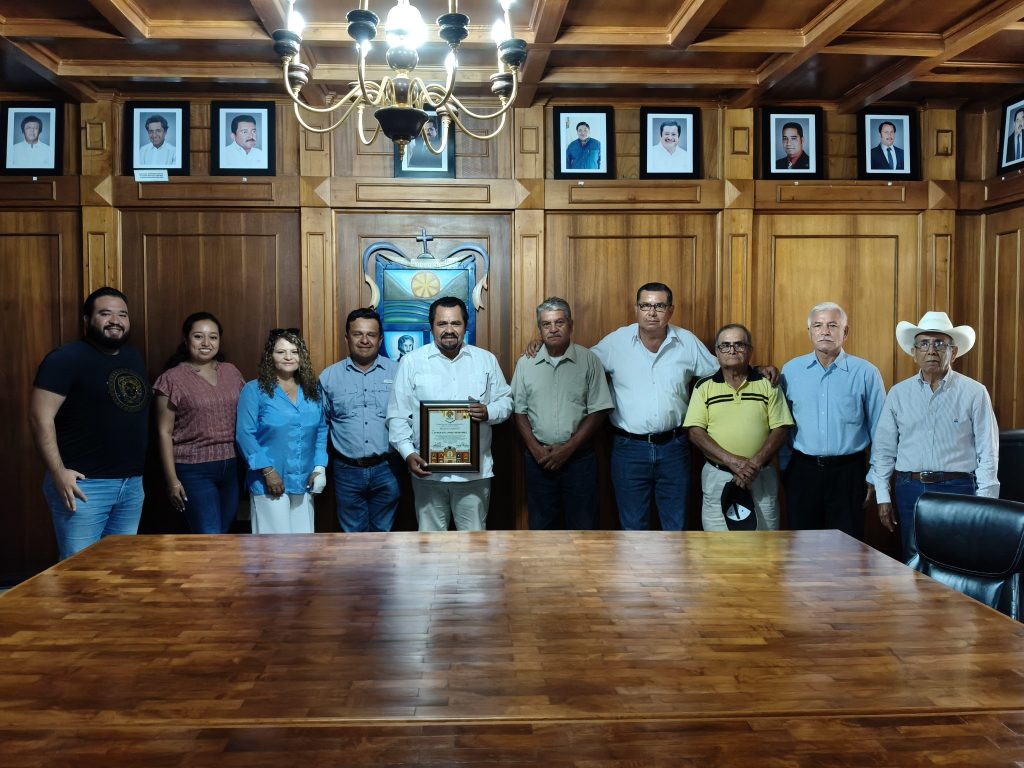 ENTREGA DE RECONOCIMIENTO AL PRESIDENTE MUNICIPAL