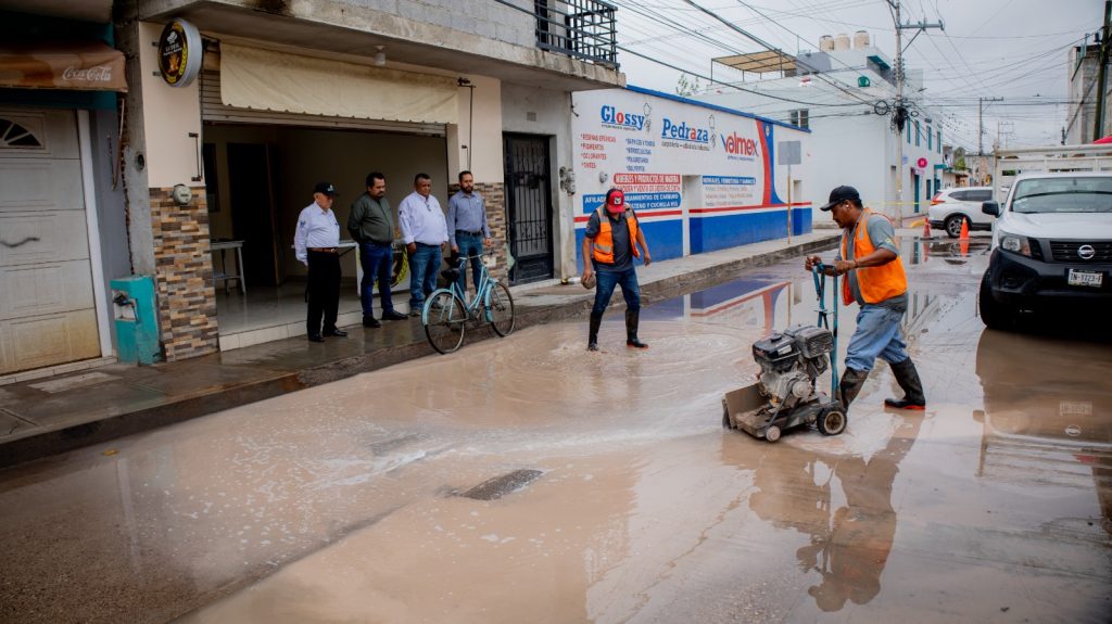 ¡Inician trabajos de reparación de baches y drenaje colapsado en calle Morelos!