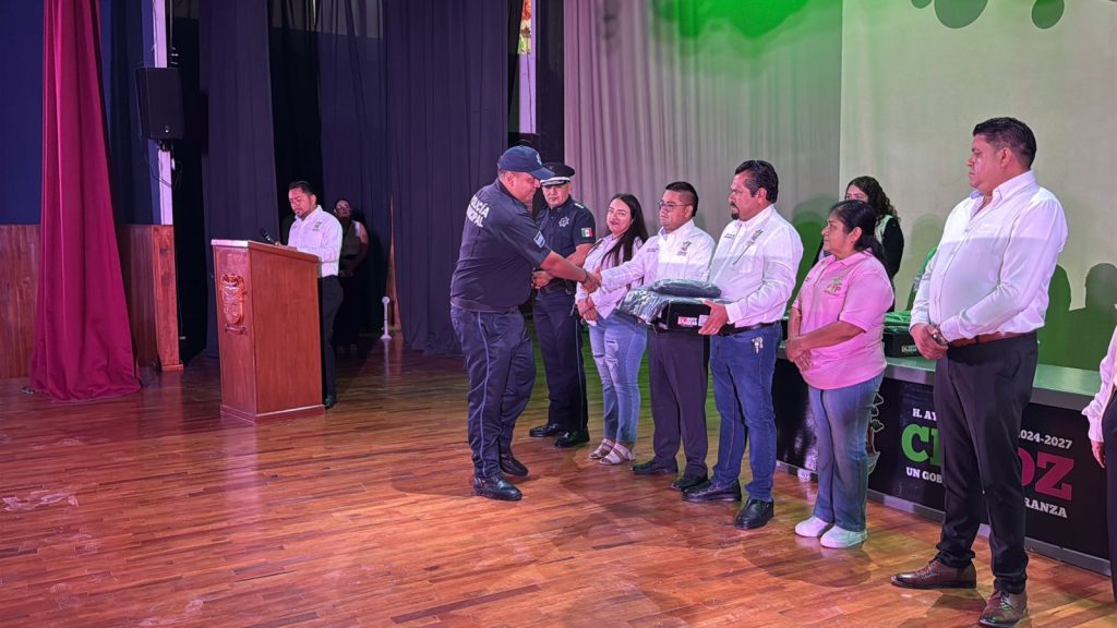 Honores a la Bandera y entrega simbólica de uniformes a Seguridad Pública