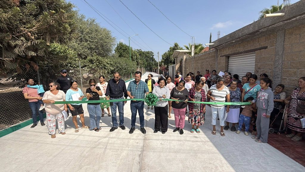 ENTREGAN PAVIMENTACIÓN DE TRAMO EN LA CALLE EMILIANO ZAPATA