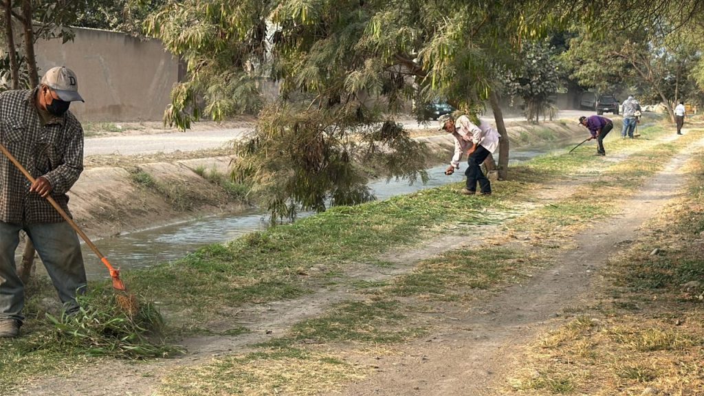Continúa la limpieza de canales en Ciudad Fernández