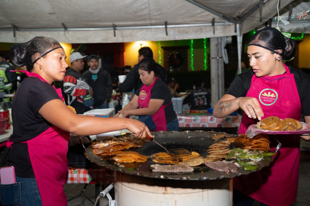 CDFDZ presume su gastronomía con el concurso y venta de Enchiladas