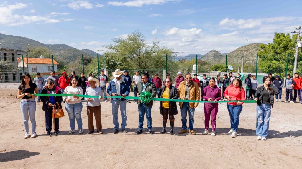 Presidente Municipal entrega barda perimetral en telesecundaria de Labor Vieja