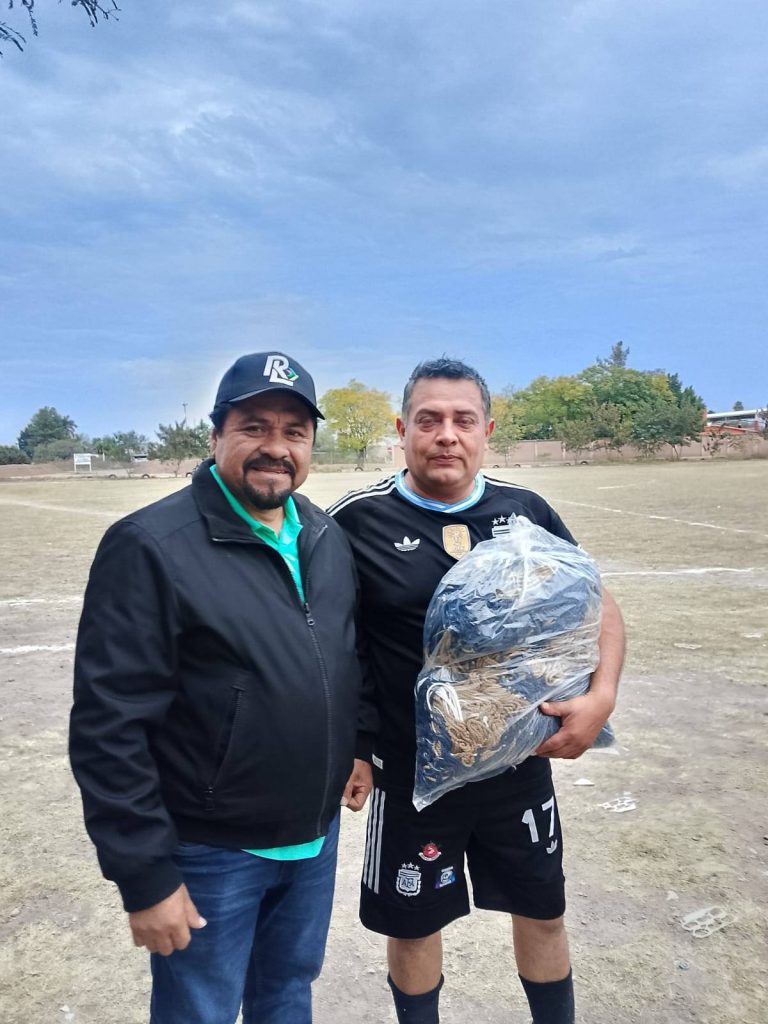 El presidente Rodolfo Loredo, entregó una red de fútbol al equipo Taller Reynaga