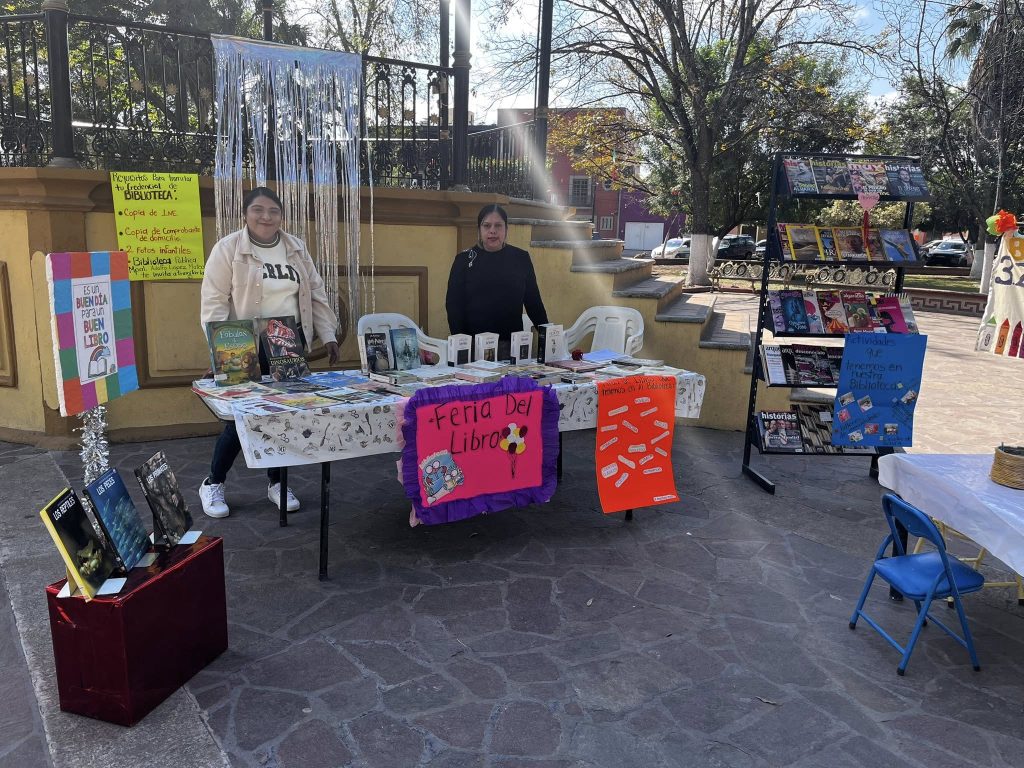 La Feria del Libro sigue viva en la Plaza Principal de Ciudad Fernández