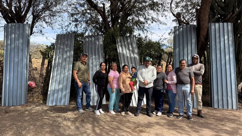 El presidente municipal hizo entrega de paquetes de láminas a personas de la comunidad de San José del Terremoto