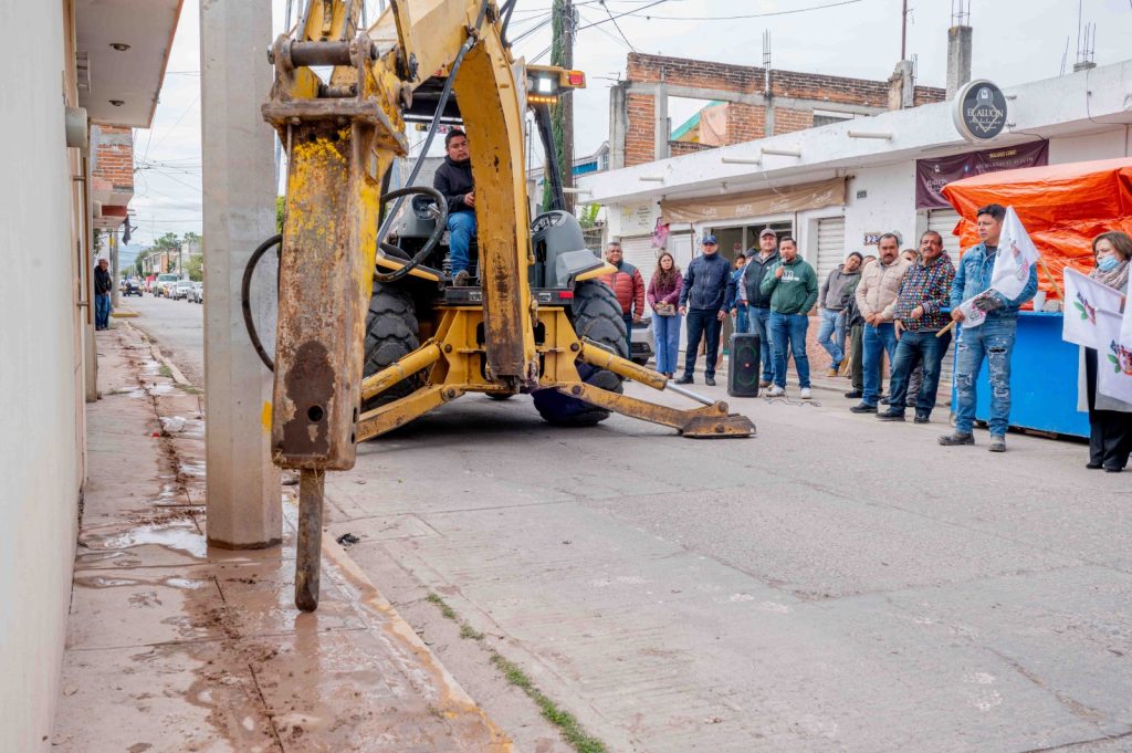 Inician trabajos de rehabilitación de la línea de agua potable en calle Morelos