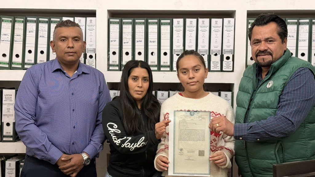 El presidente Rodolfo Loredo entregó a una pequeña su registro de doble nacionalidad