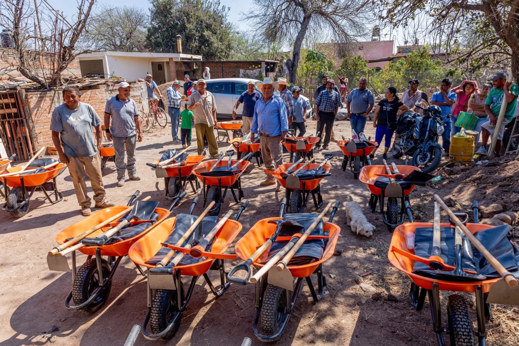 Entrega de carretillas a ladrilleros del Barrio Primero del Refugio