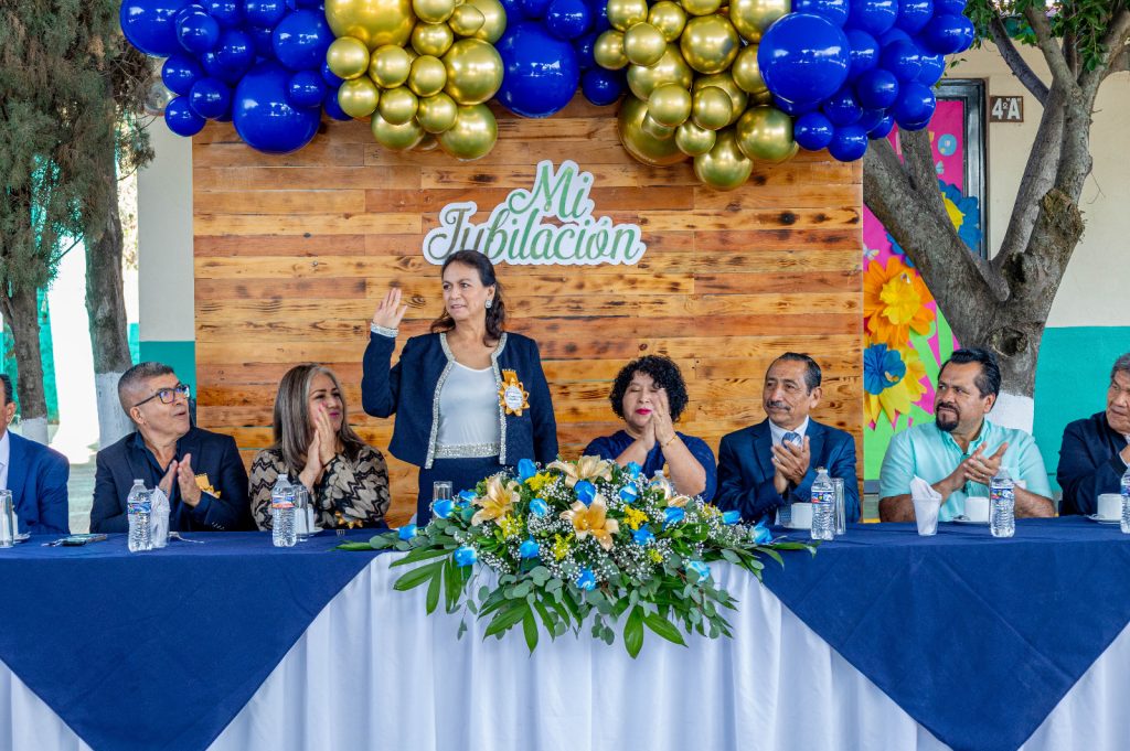 Reconocen trayectoria de maestros jubilados en Ciudad Fernández
