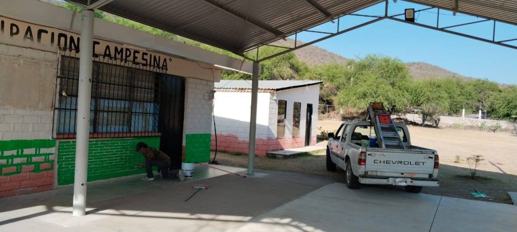 Realizan trabajos de mantenimiento y pintura en la escuela Emancipación Campesina de la comunidad de El Sermón